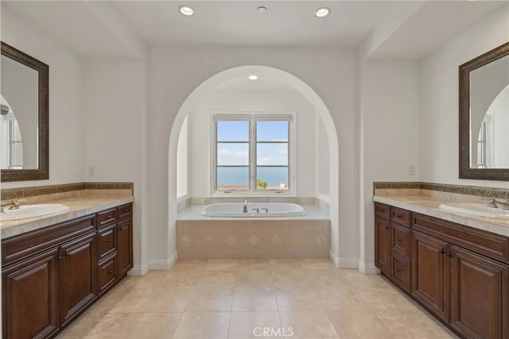 30 Surfspray Bluff Newport Coast, CA 92657