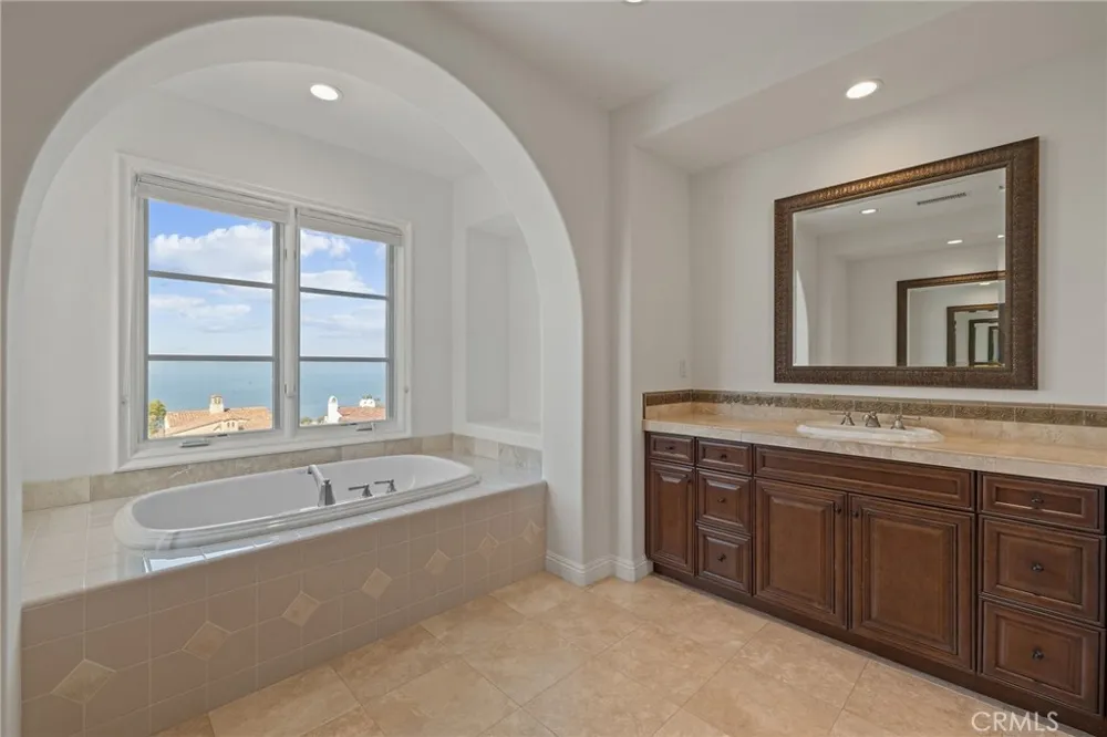30 Surfspray Bluff Newport Coast, CA 92657