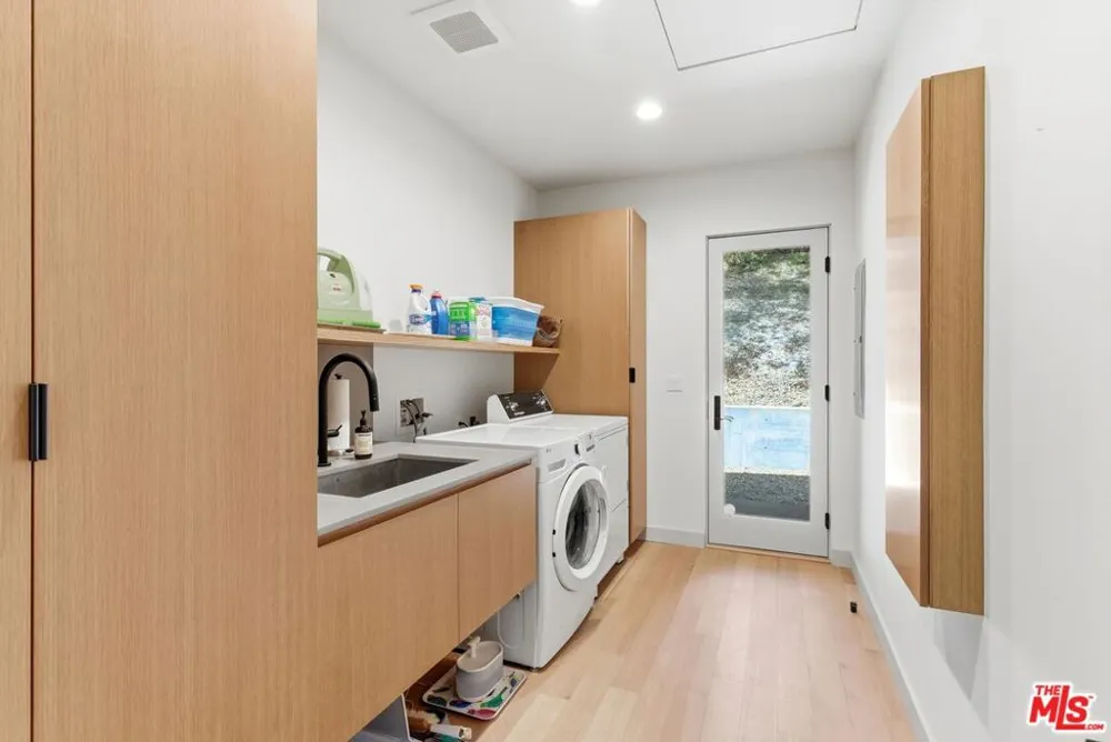 3860 Madison Road La Canada Flintridge, CA 91011
