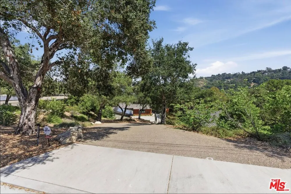 3860 Madison Road La Canada Flintridge, CA 91011
