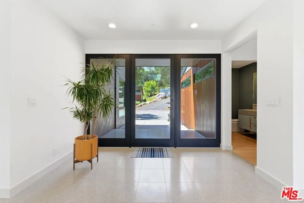 3860 Madison Road La Canada Flintridge, CA 91011