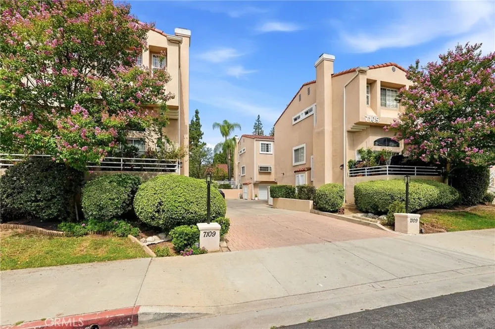 7109 Farralone #117 Canoga Park, CA 91303
