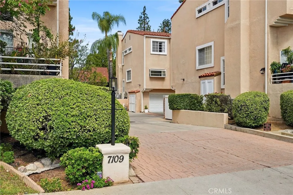 7109 Farralone #117 Canoga Park, CA 91303