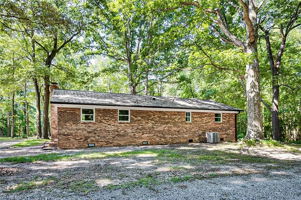 374 Yow Drive Seagrove, NC 27341