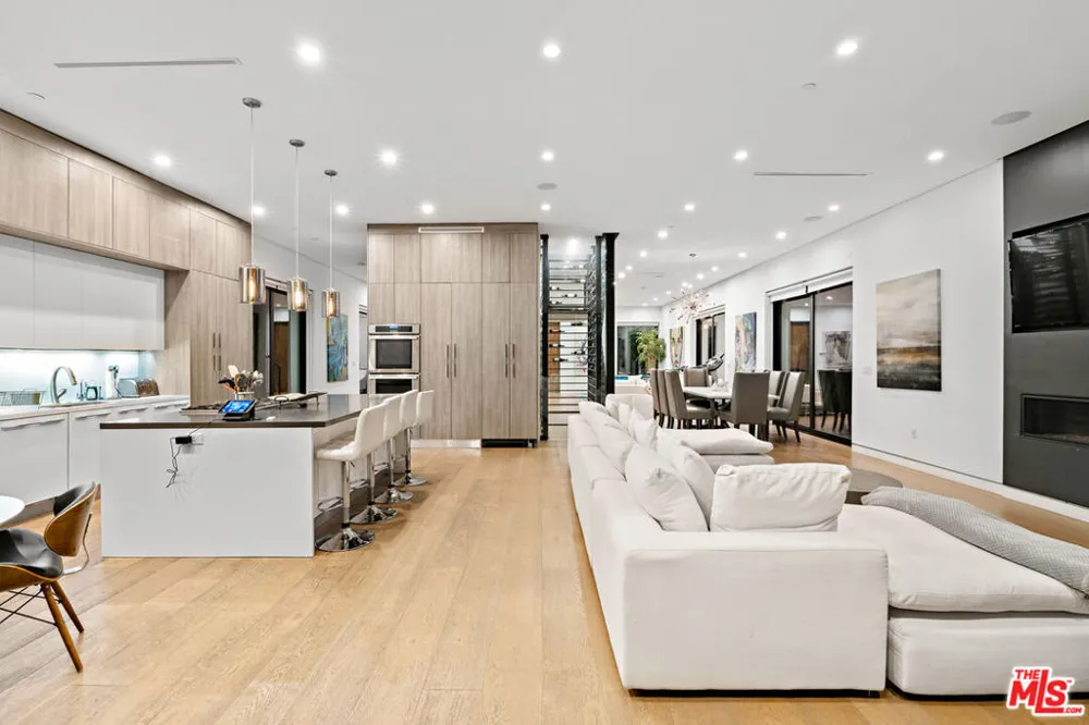 610 STANLEY AVENUE Los Angeles, CA 90036