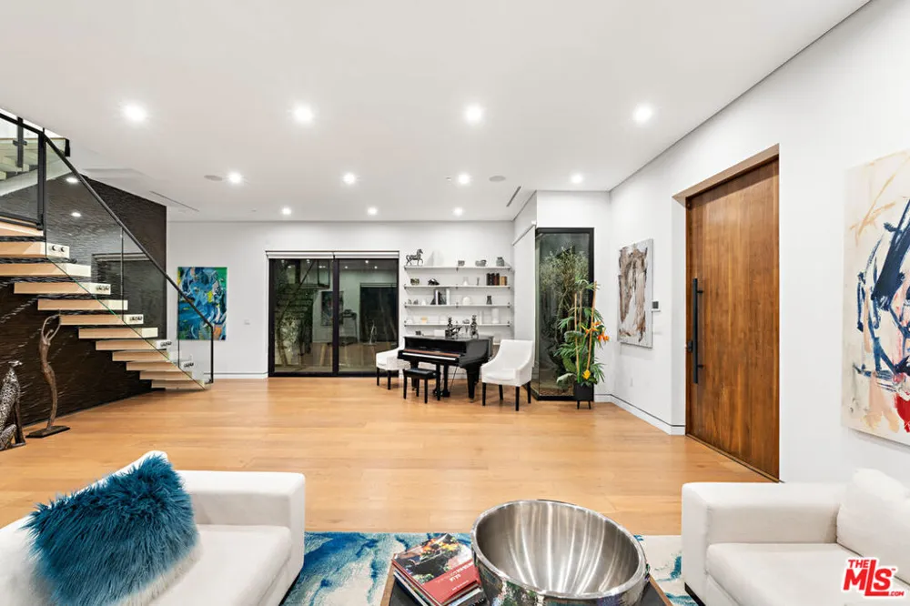 610 STANLEY AVENUE Los Angeles, CA 90036