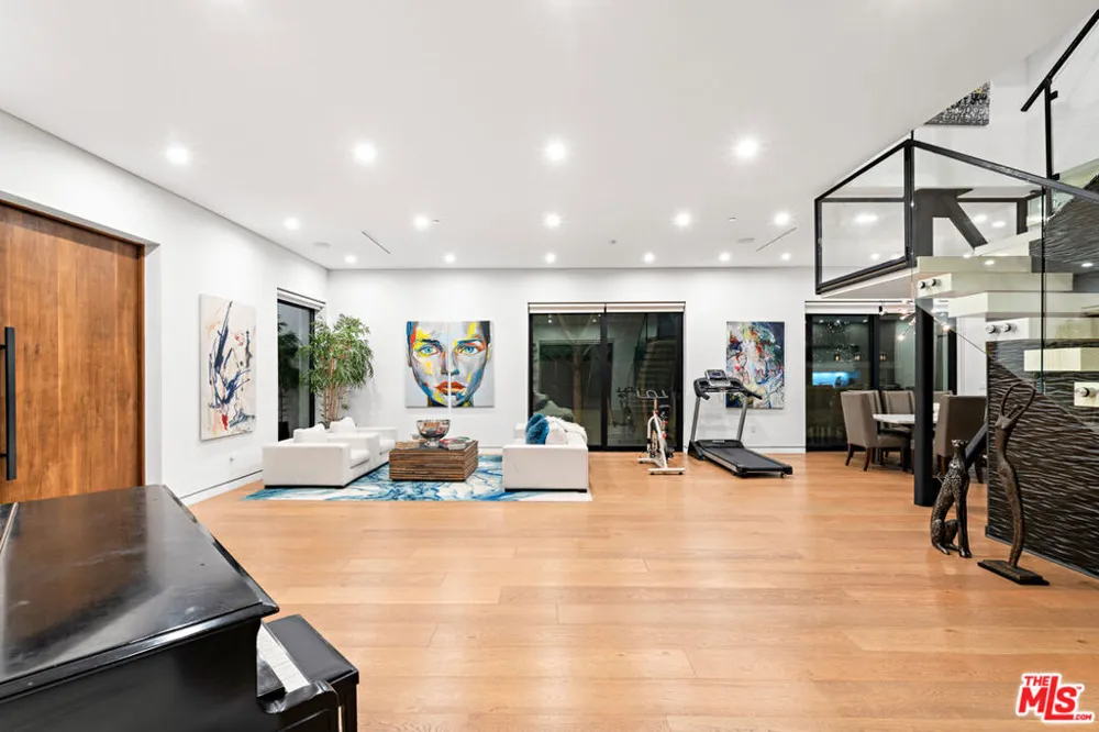610 STANLEY AVENUE Los Angeles, CA 90036