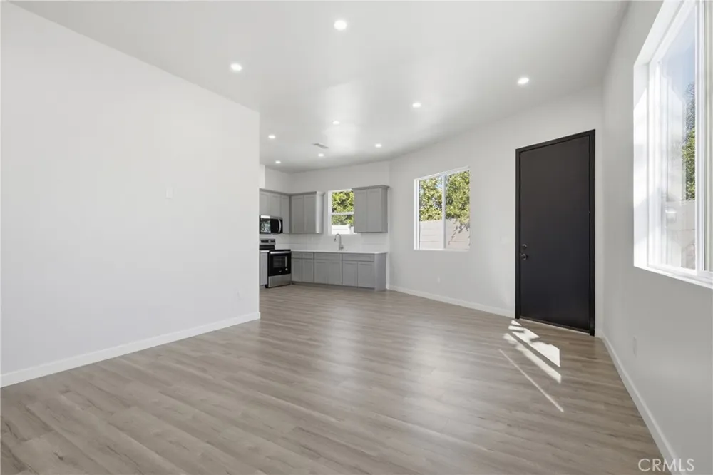 8302 Webb Sun Valley, CA 91352
