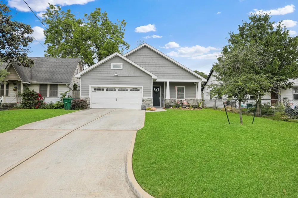 913 Eleanor Street Houston, TX 77009