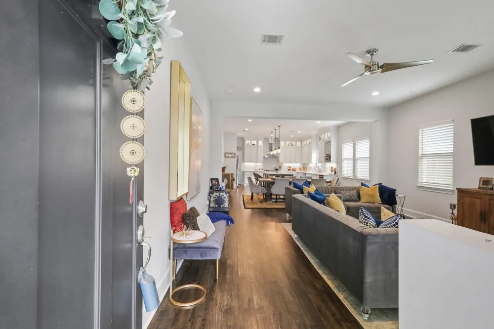 913 Eleanor Street Houston, TX 77009