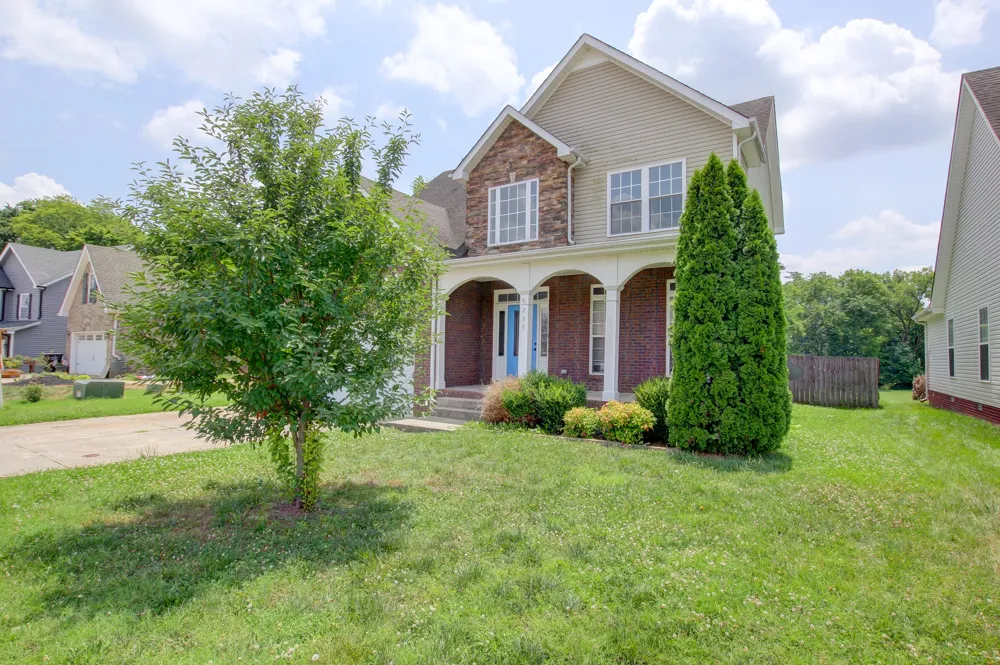 716 Cavalier Dr Clarksville, TN 37040