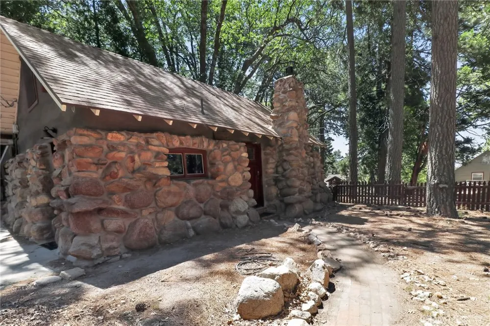 2775 View Running Springs, CA 92382