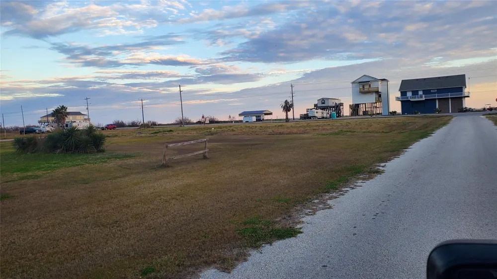 1221 Rollover Circle Gilchrist, TX 77617