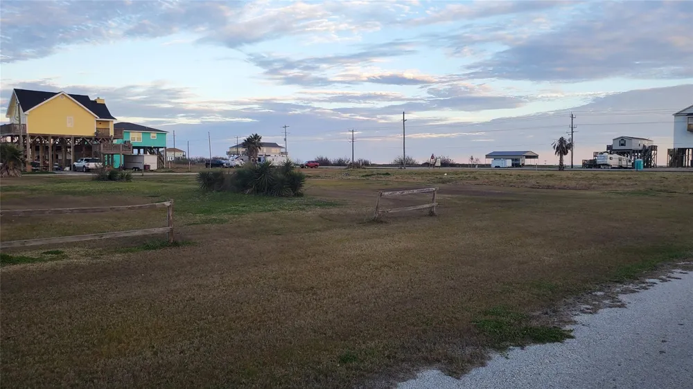 1221 Rollover Circle Gilchrist, TX 77617