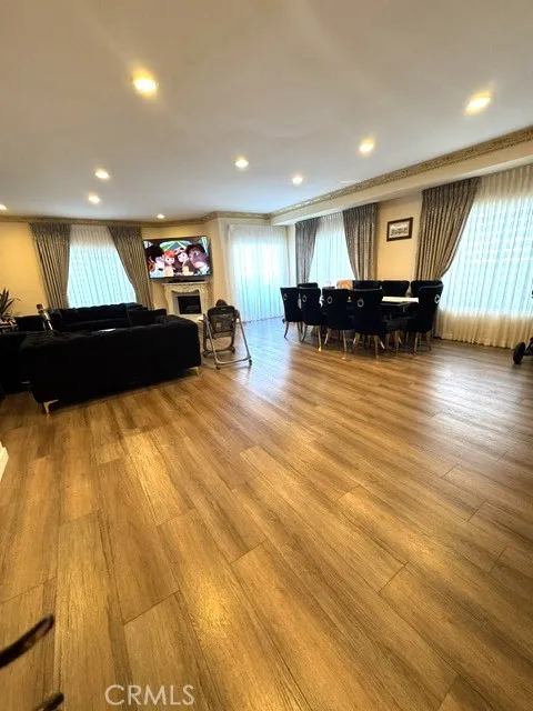 6828 Laurel Canyon Boulevard #211 North Hollywood, CA 91605