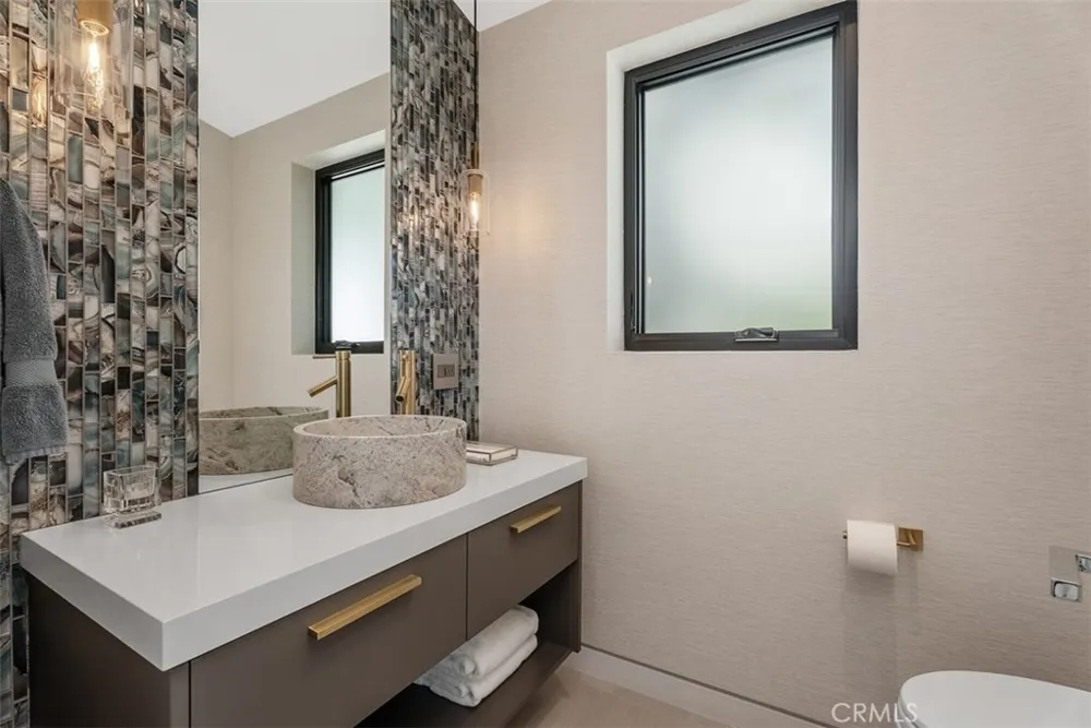 848 Hillcrest Drive Laguna Beach, CA 92651