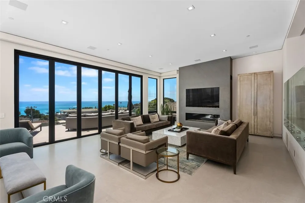 848 Hillcrest Drive Laguna Beach, CA 92651