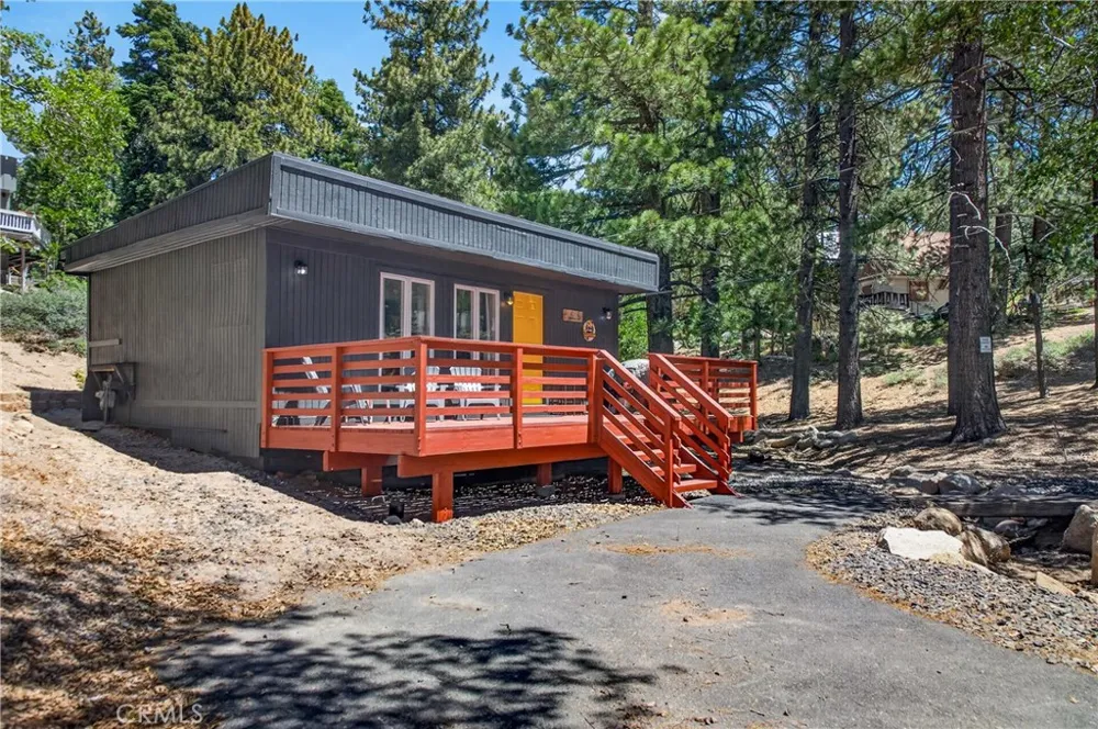 650 Dahlia Green Valley Lake, CA 92341