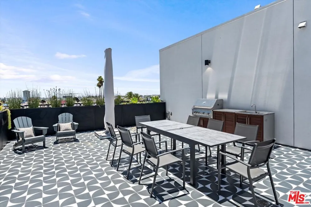 904 S New Hampshire Avenue #203 Los Angeles, CA 90006