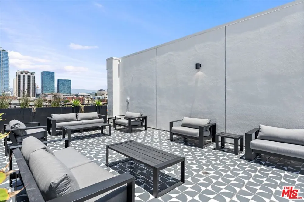 904 S New Hampshire Avenue #203 Los Angeles, CA 90006