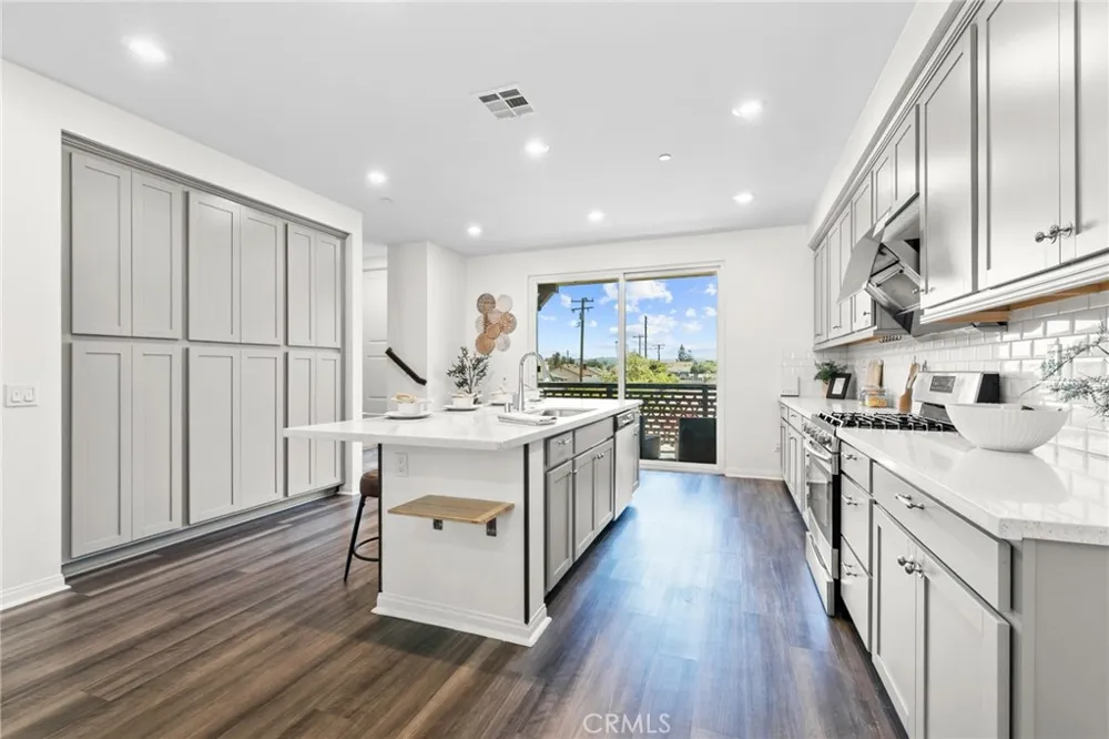 172 Bahia Covina, CA 91722