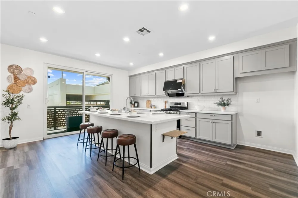 172 Bahia Covina, CA 91722