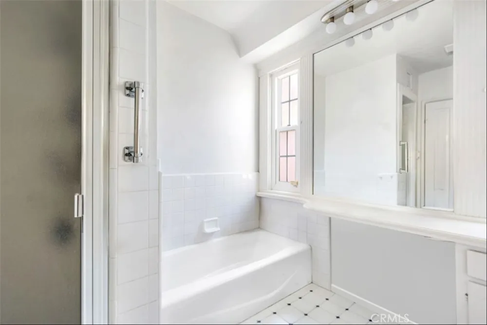 3871 Grayburn Los Angeles, CA 90008