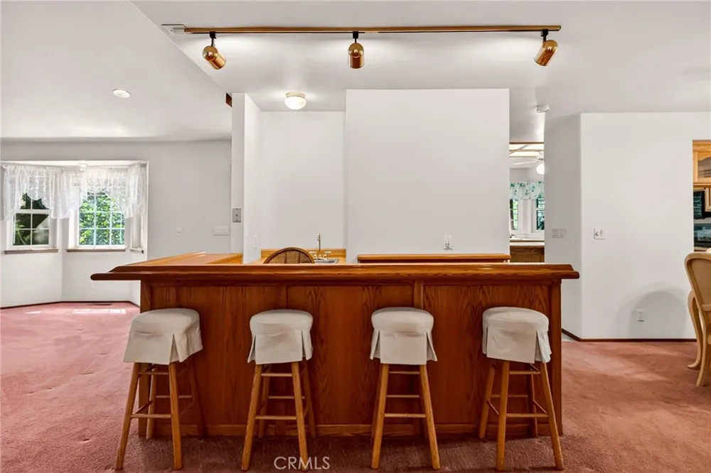 6463 Hollywood Magalia, CA 95954