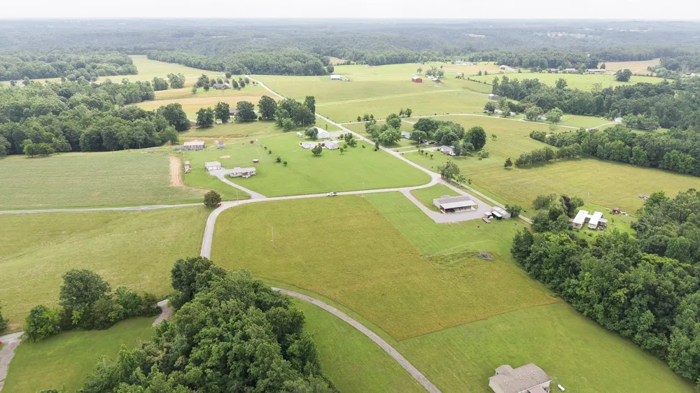 5475 King Robert Ln Westmoreland, TN 37186