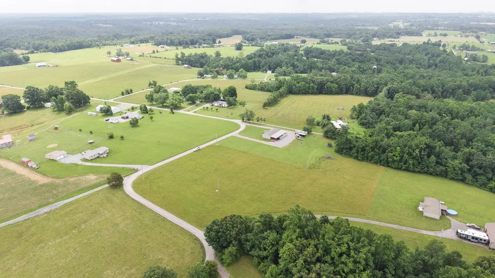 5475 King Robert Ln Westmoreland, TN 37186