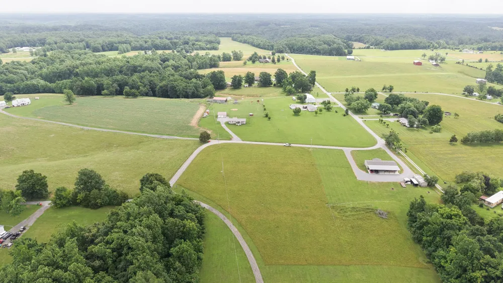 5475 King Robert Ln Westmoreland, TN 37186