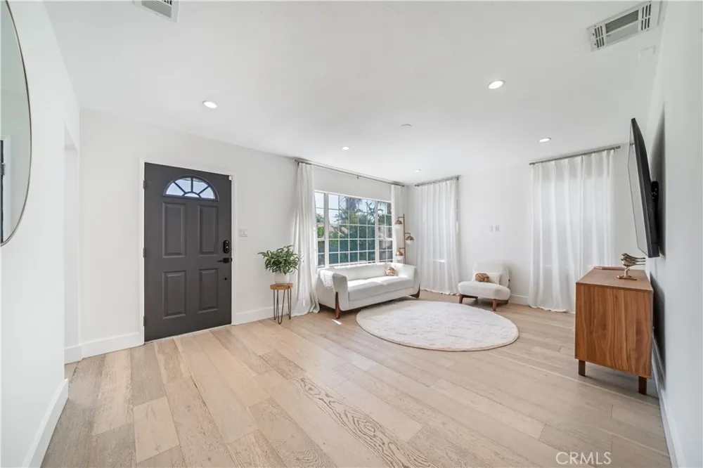 5143 Newcastle Avenue Encino, CA 91316
