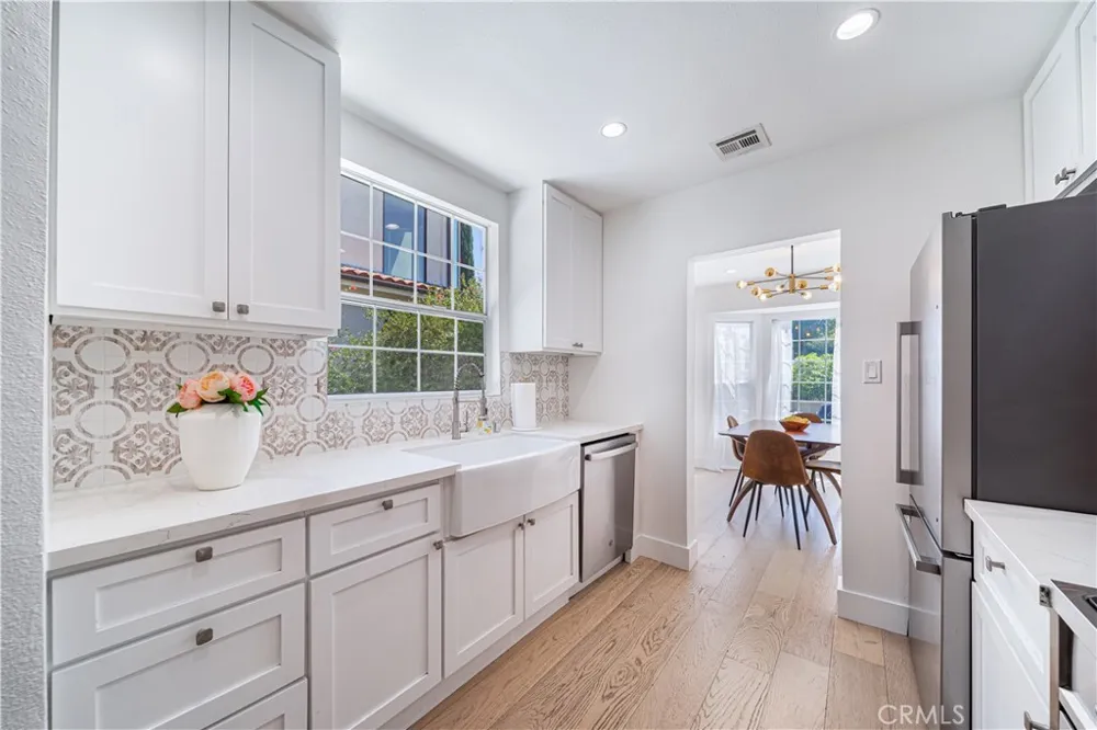 5143 Newcastle Avenue Encino, CA 91316