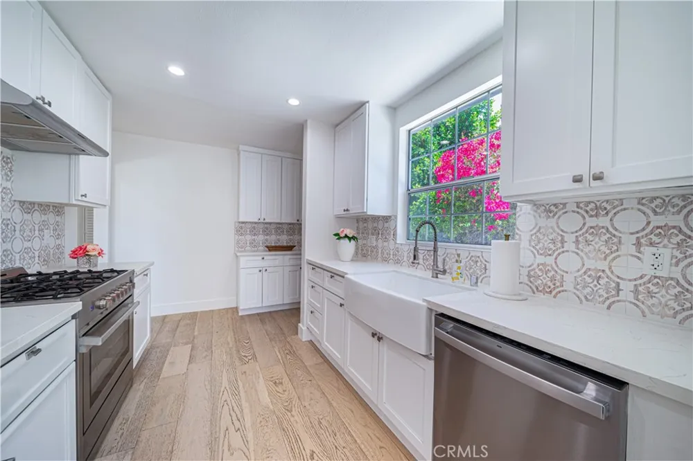 5143 Newcastle Avenue Encino, CA 91316