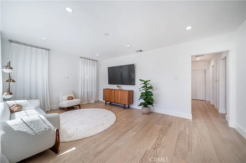 5143 Newcastle Avenue Encino, CA 91316