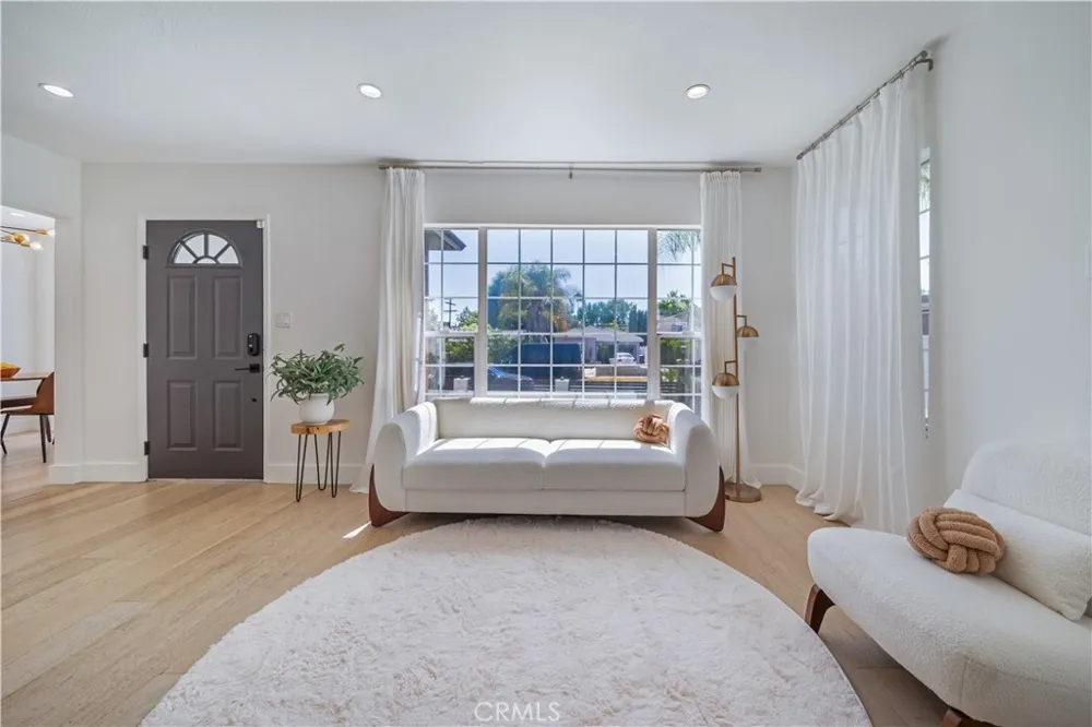 5143 Newcastle Avenue Encino, CA 91316