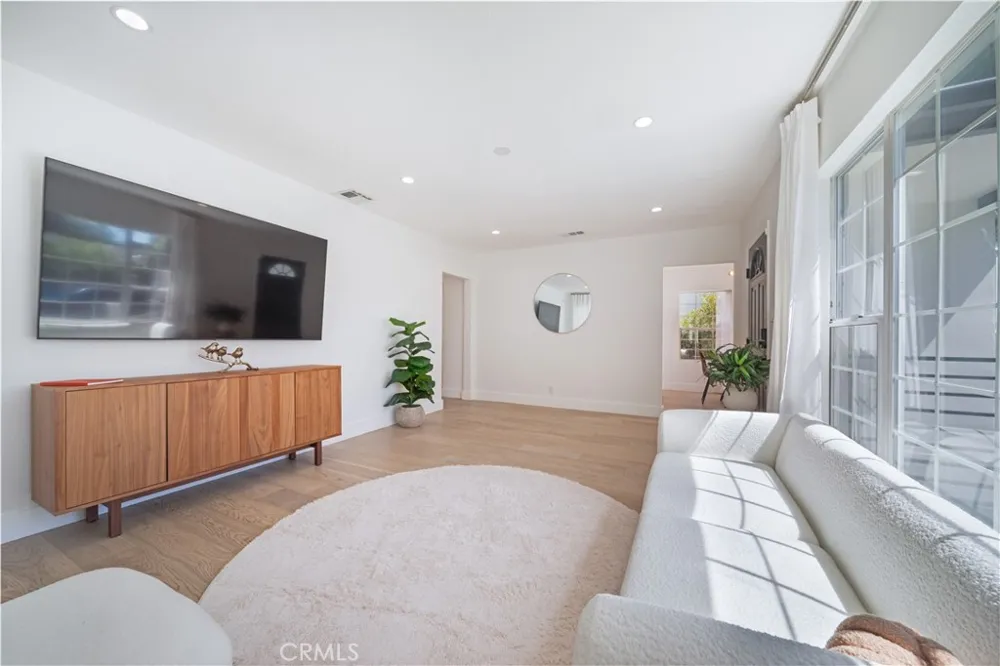 5143 Newcastle Avenue Encino, CA 91316