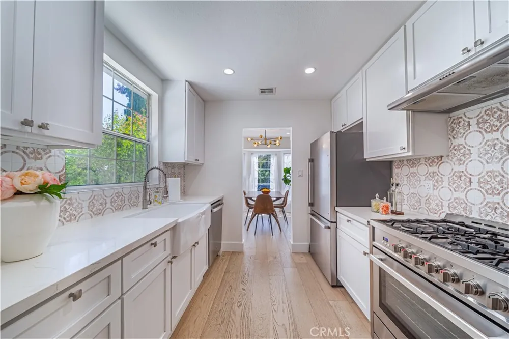 5143 Newcastle Avenue Encino, CA 91316