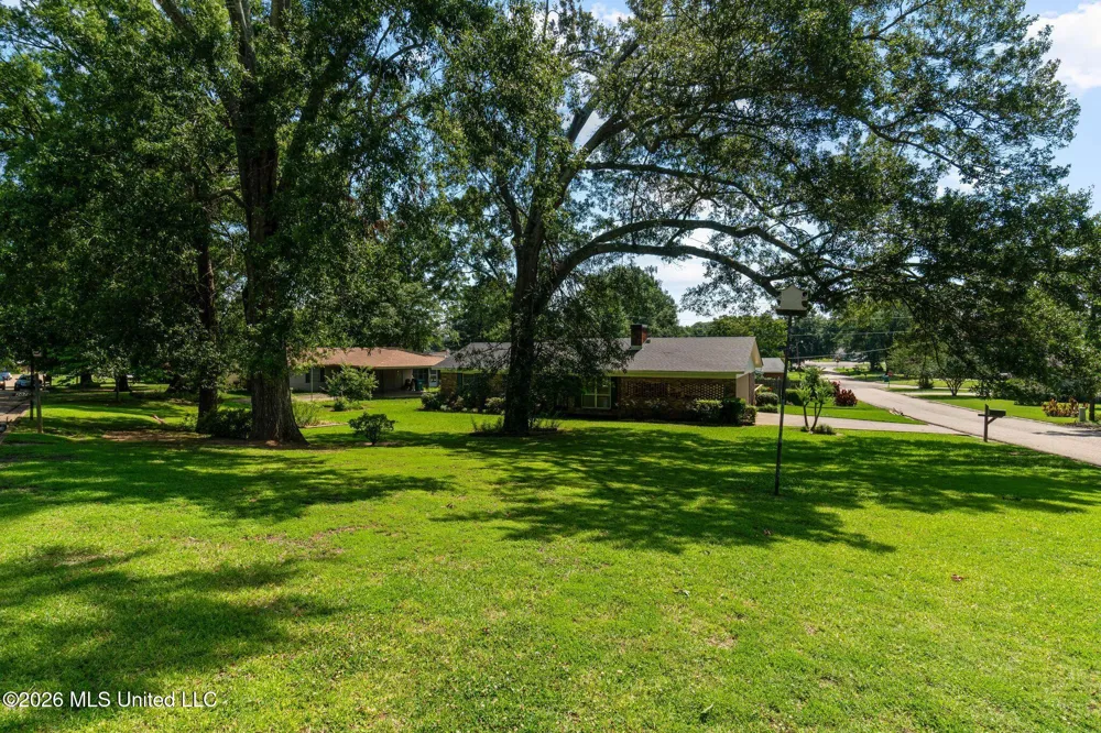 2072 Oakhurst Drive Grenada, MS 38901