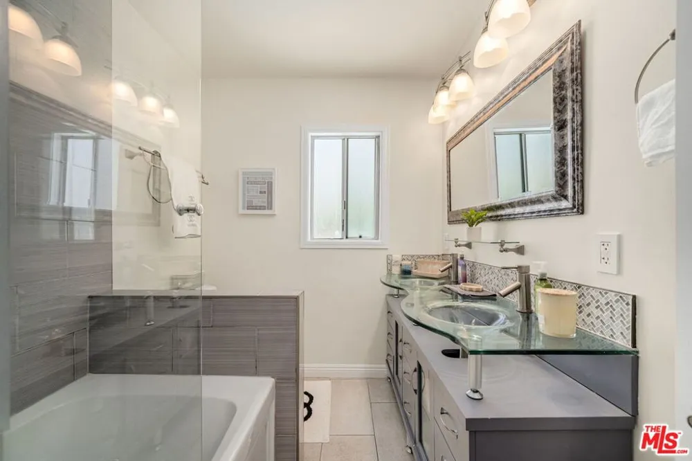 9134 Swinton Avenue North Hills, CA 91343