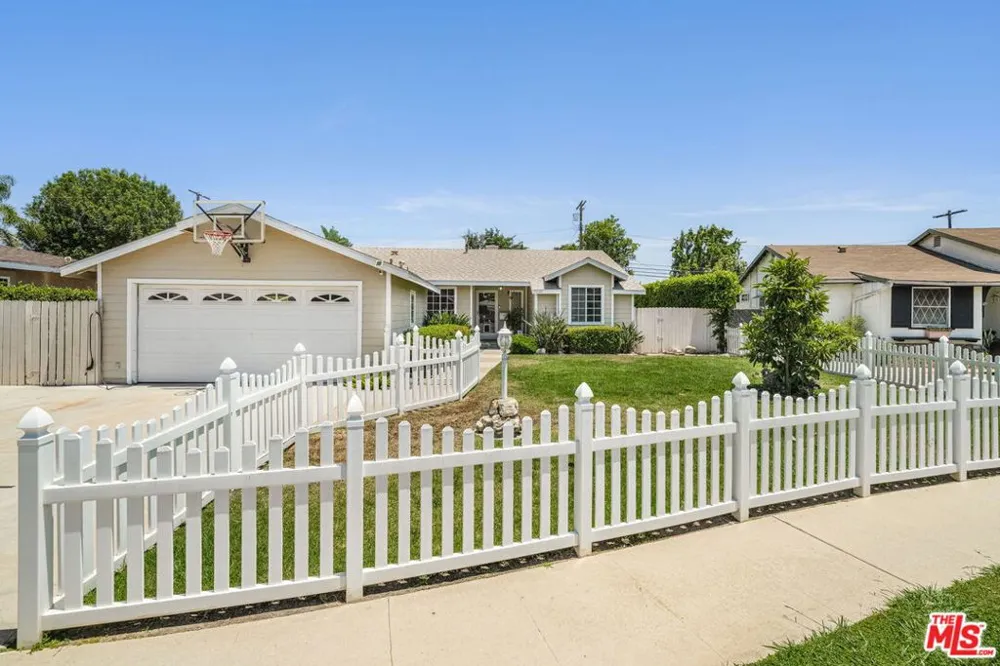 9134 Swinton Avenue North Hills, CA 91343