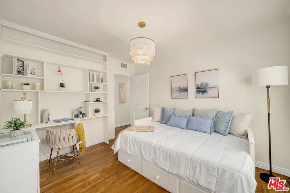 9134 Swinton Avenue North Hills, CA 91343