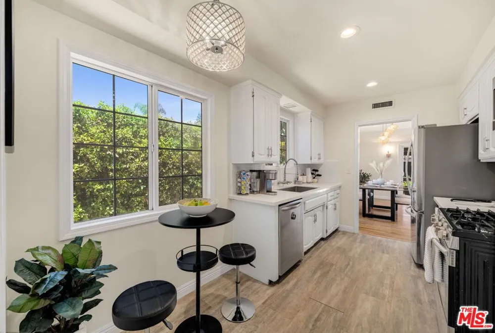 9134 Swinton Avenue North Hills, CA 91343