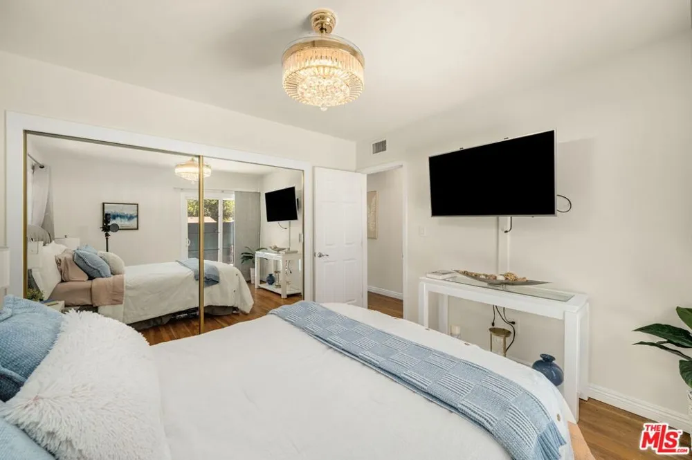 9134 Swinton Avenue North Hills, CA 91343