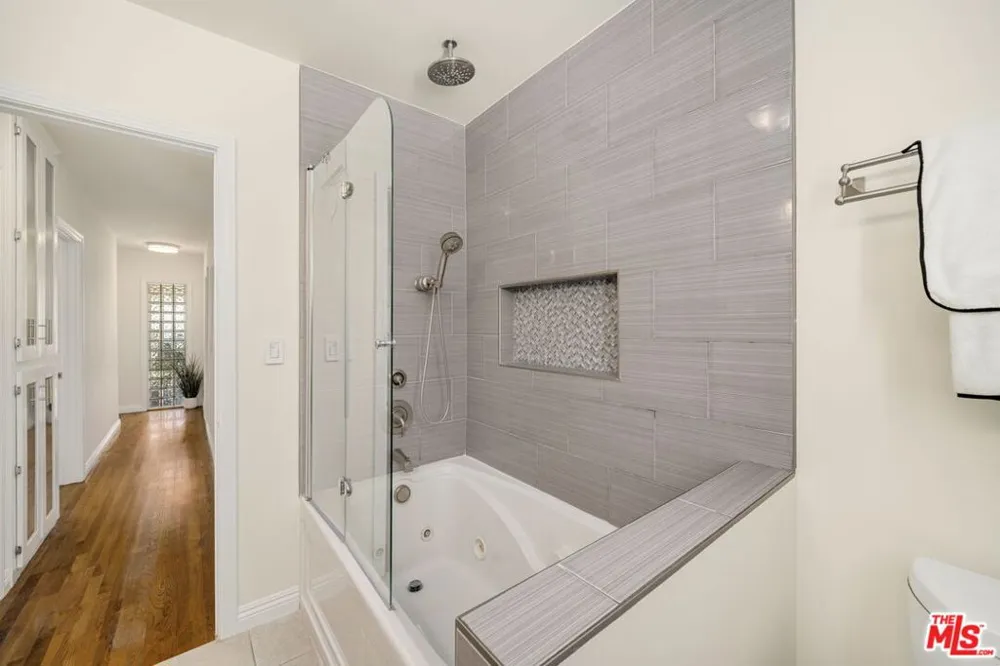 9134 Swinton Avenue North Hills, CA 91343