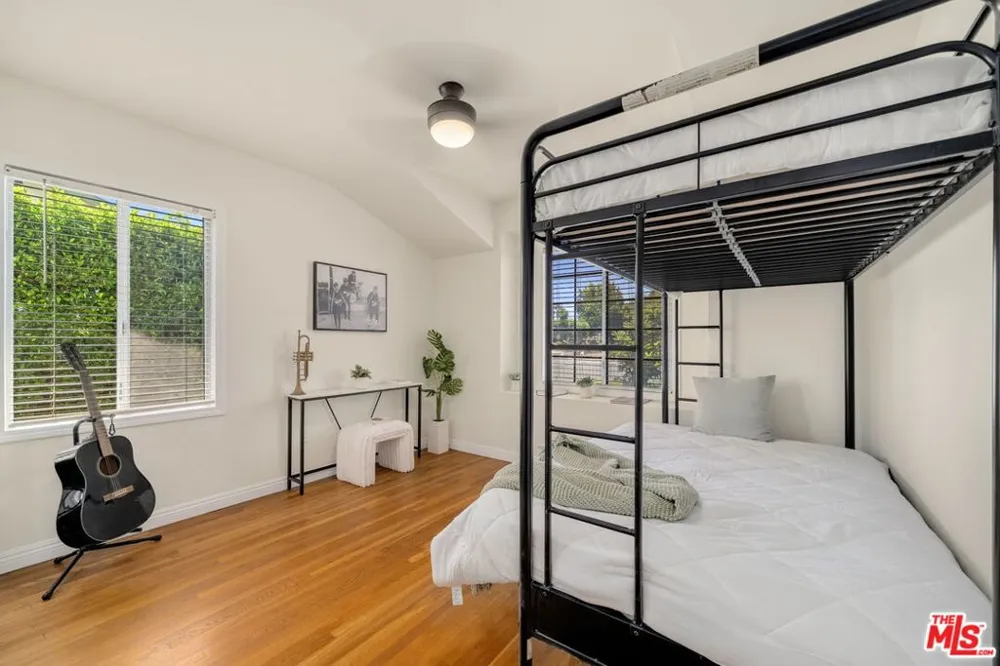 9134 Swinton Avenue North Hills, CA 91343