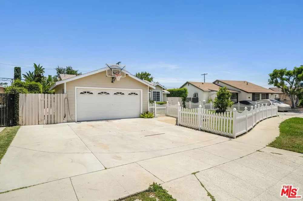 9134 Swinton Avenue North Hills, CA 91343