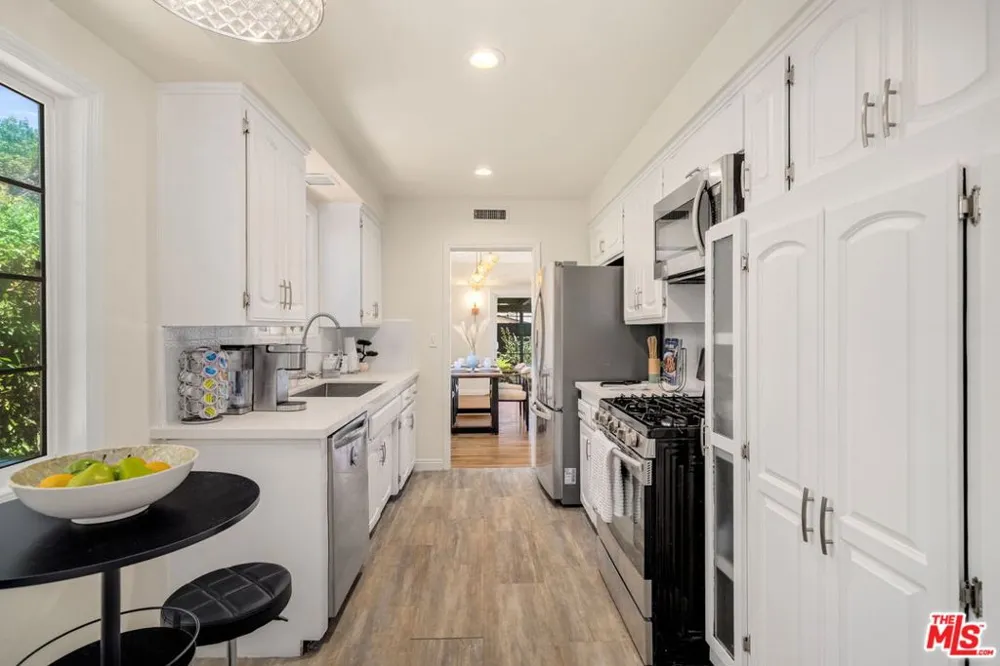 9134 Swinton Avenue North Hills, CA 91343
