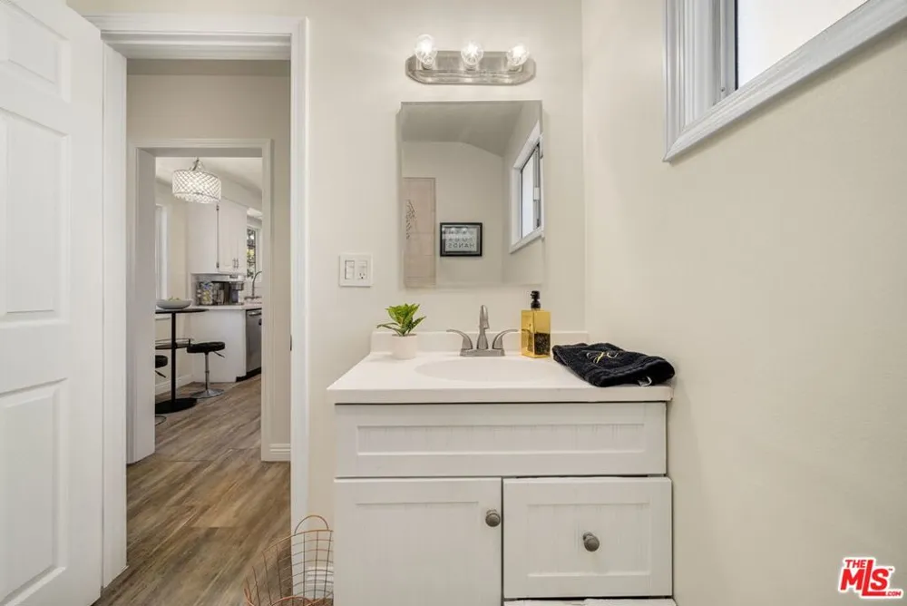 9134 Swinton Avenue North Hills, CA 91343