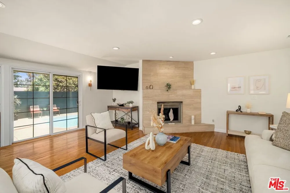9134 Swinton Avenue North Hills, CA 91343